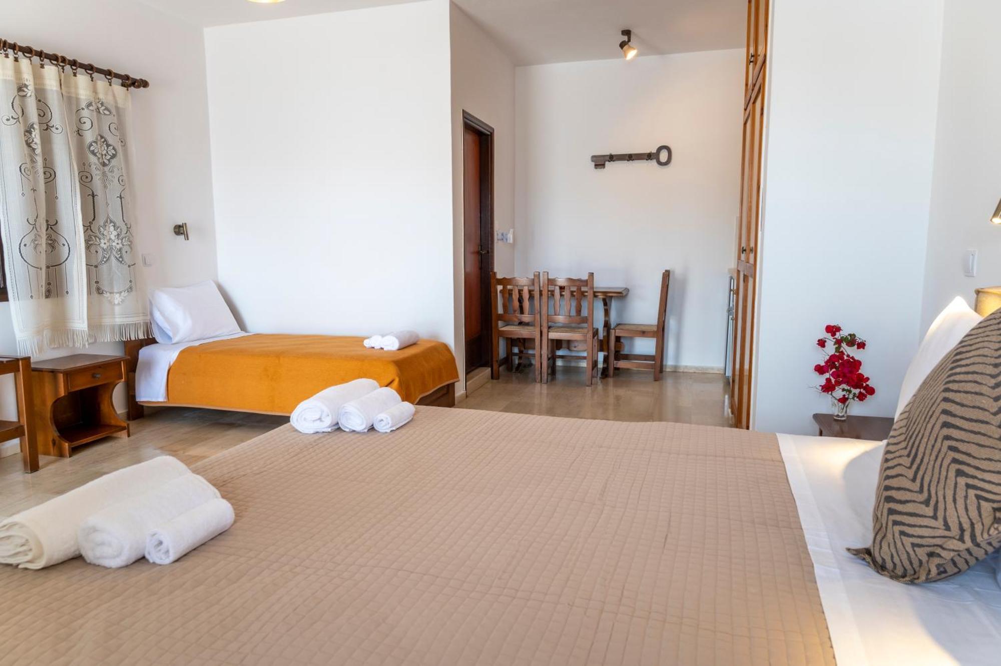 Pelagos Seafront Accommodation - George Myrties Exterior foto